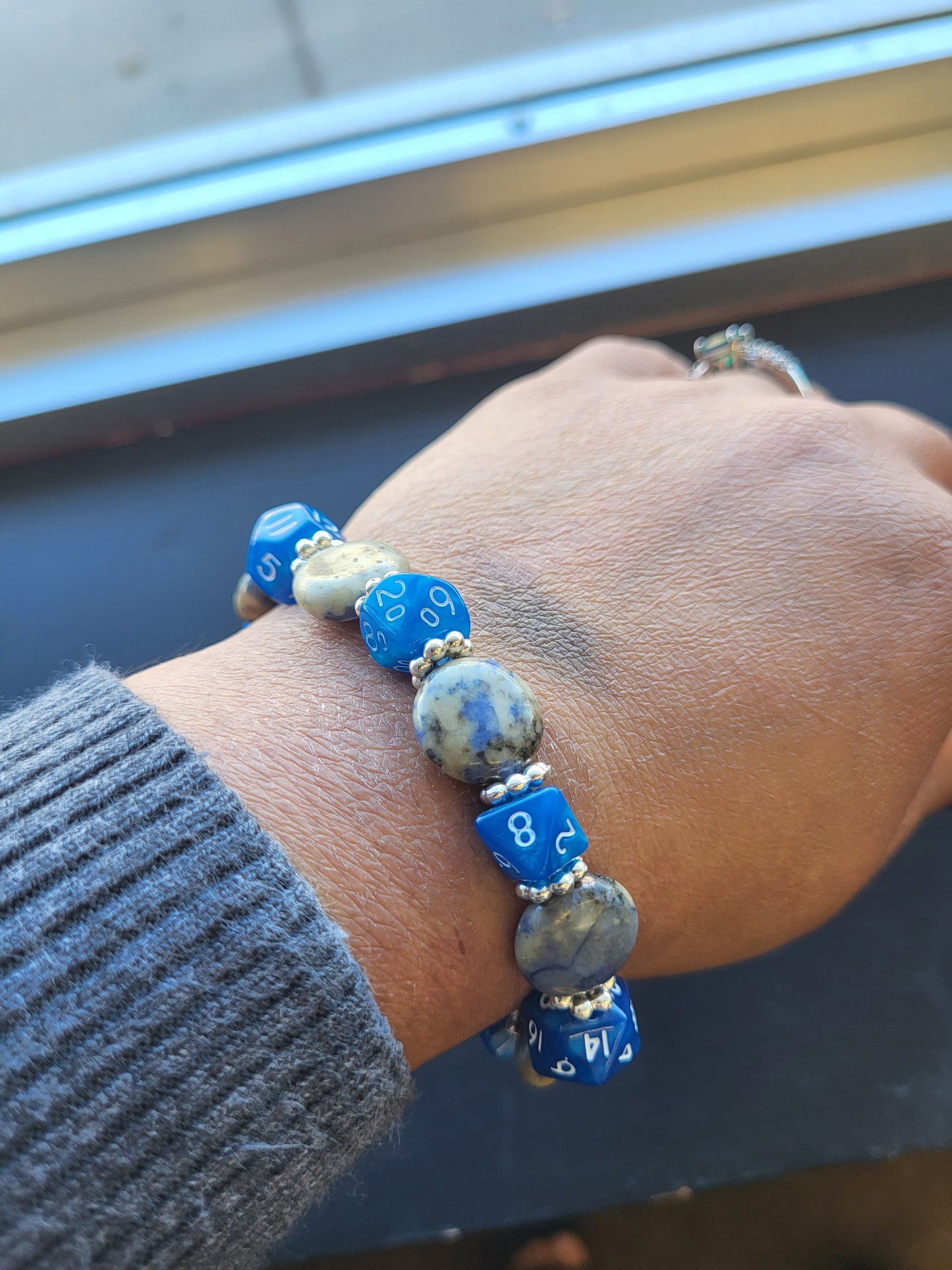 Blue and beige marbled bead and blue dice stretch bracelet